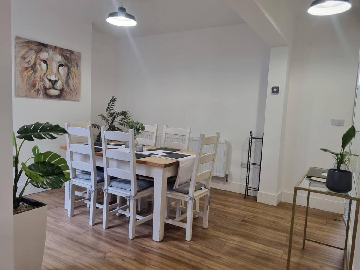 Abertillery Modern 4-Bedroom Townhouse With Private Garden מראה חיצוני תמונה