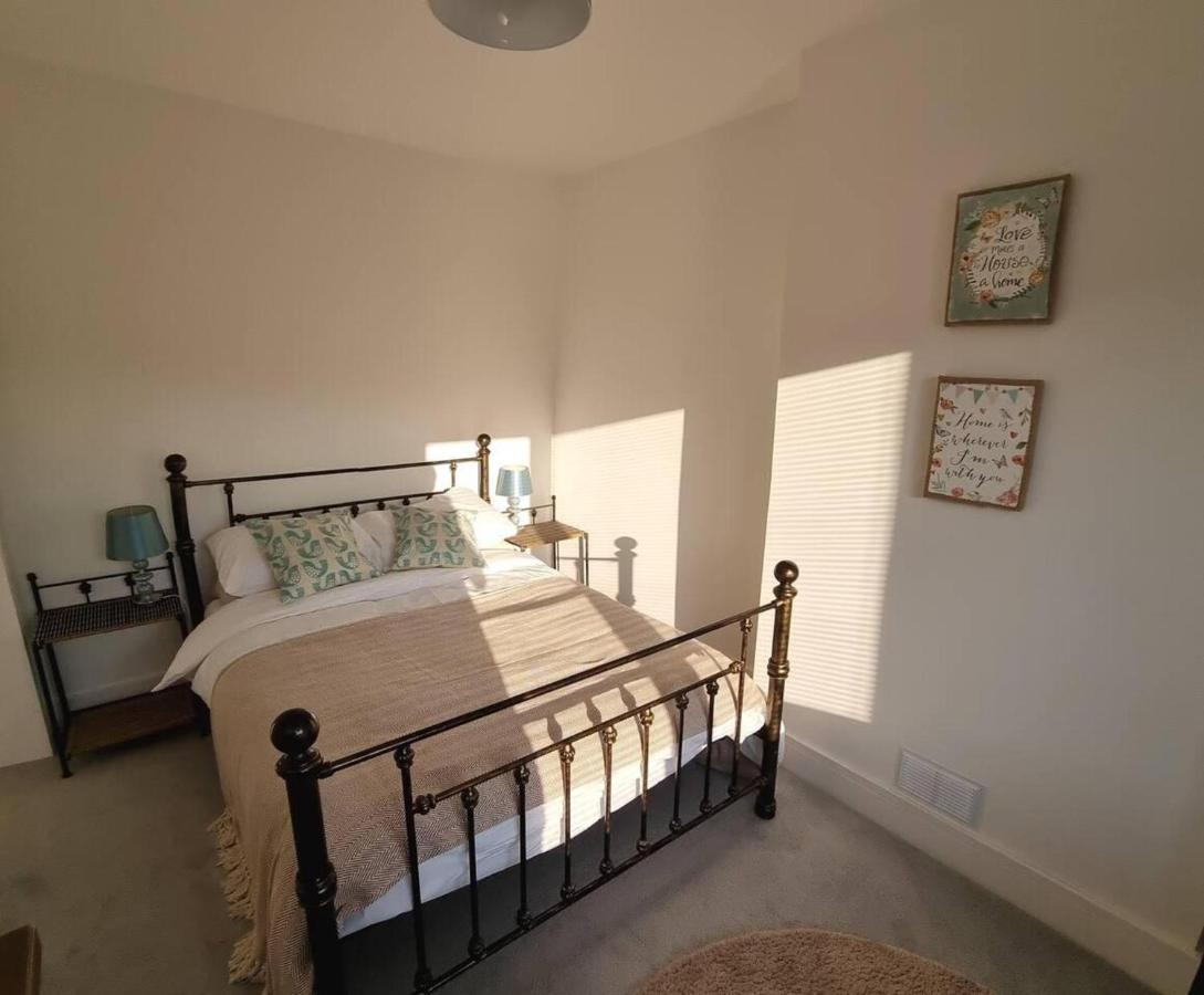 Abertillery Modern 4-Bedroom Townhouse With Private Garden מראה חיצוני תמונה