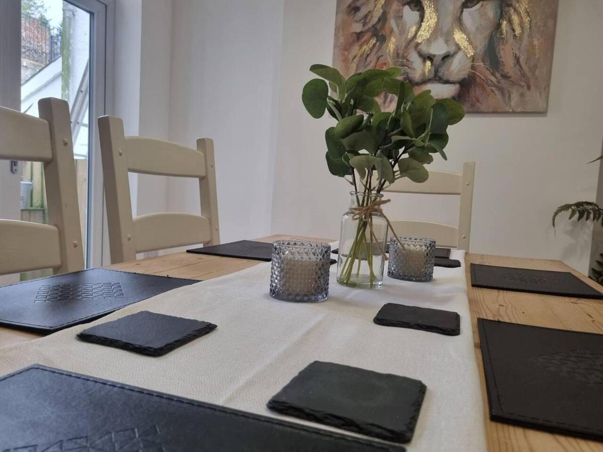 Abertillery Modern 4-Bedroom Townhouse With Private Garden מראה חיצוני תמונה