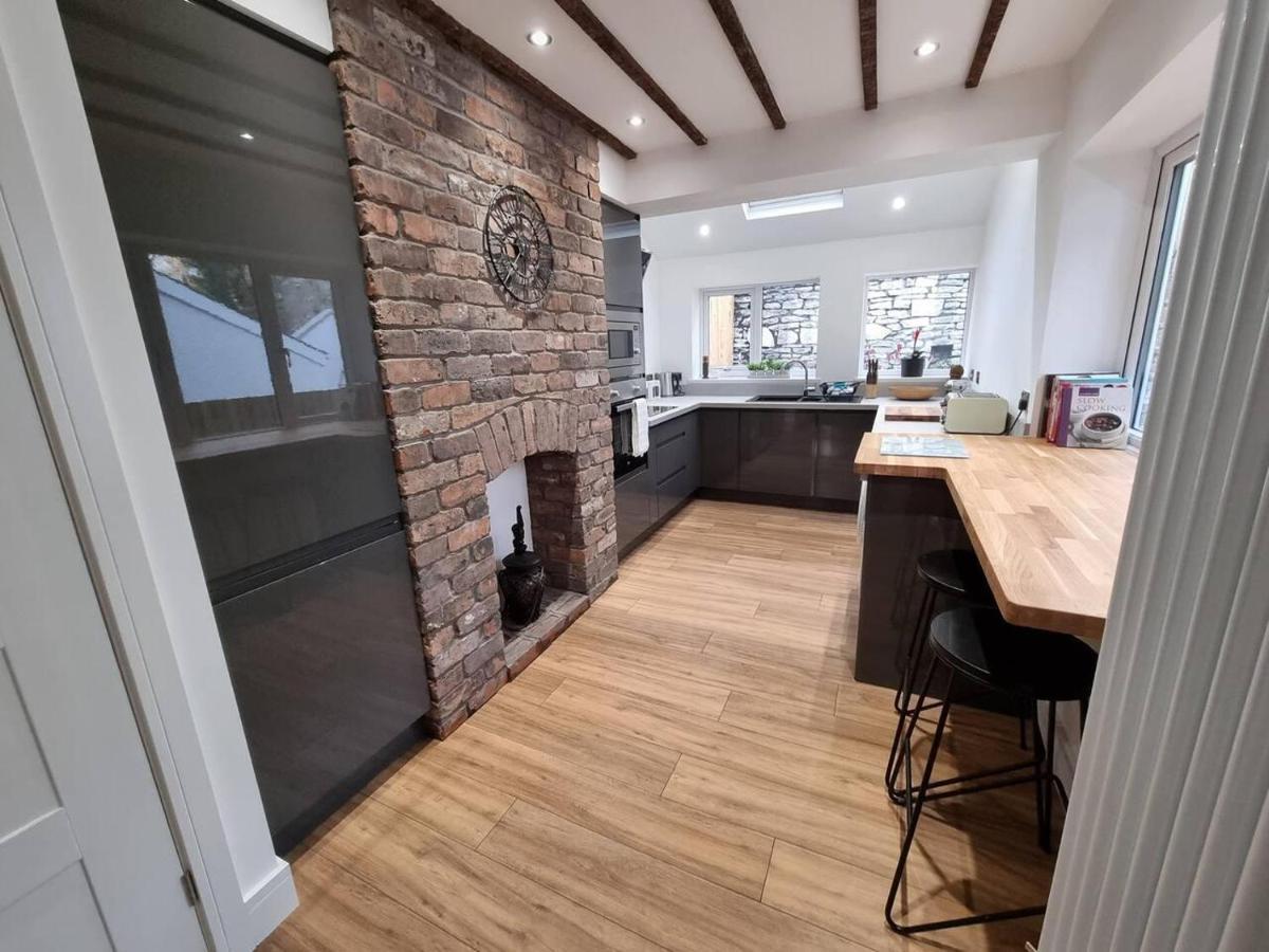 Abertillery Modern 4-Bedroom Townhouse With Private Garden מראה חיצוני תמונה