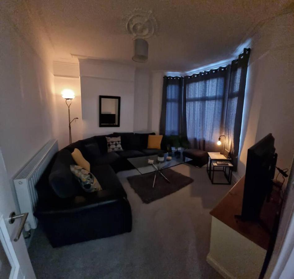 Abertillery Modern 4-Bedroom Townhouse With Private Garden מראה חיצוני תמונה